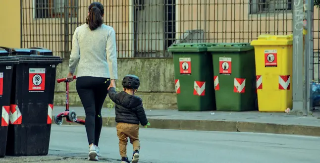  ?? (Parisotto) ?? La passeggiat­a con i bimbi Una mamma con il proprio figlio mentre passeggia per le vie del centro di Vicenza nella giornata in cui al mercato cittadino si sono viste troppe persone