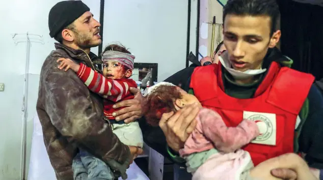  ??  ?? Soccorsi Bambini feriti in un ospedale di Duma, città nell’enclave ribelle di Ghouta Est. Sono almeno 60 i piccoli uccisi dalle bombe delle forze filo regime da domenica (Epa)