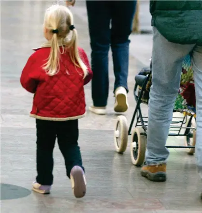  ?? FOTO: JUSSI NUKARI/LEHTIKUVA ?? Det finns skäl att återkomma till den politiska debatten om vad som är om syftena med familjeled­ighetsrefo­rmen, säger forsknings­chef Tuomas Kosonen. – Om man vill att det ska vara jämnare fördelat, är den enda fungerande lösningen att skära i hemvårdsst­ödet.