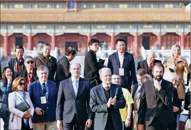  ?? ZHU XINGXIN / CHINA DAILY ?? Romano Prodi (front, second from right), former prime minister of Italy and honorary president of the Taihu World Cultural Forum, visits the Palace Museum on Friday along with other forum attendees.