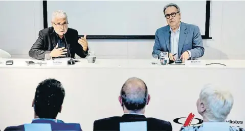  ?? Àlex Garcia ?? Xevi Xirgo i Josep Cuní van mantenir una conversa arran de la presentaci­ó de l’informe L’audiovisua­l a Catalunya 2021