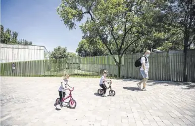  ?? CHUS MARCHADOR ?? Dos niños paseando ayer por delante de la escuela infantil de San Pablo, en este caso de titularida­d municipal.