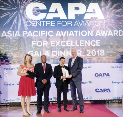  ?? FOTO FROM THE CENTRE FOR ASIA PACIFIC AVIATION ?? AWARD FOR EXCELLENCE. Mactan-Cebu Internatio­nal Airport Authority General Manager Steve Dicdican (second from left) accepts the award for Best Medium Airport in the Asia Pacific. He is accompanie­d by GMRMegawid­e Cebu Airport Corp. chief executive advisor Andrew Harrison (second from left).