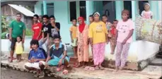  ??  ?? MALUKU UTARA POST/JPG BERBAUR: Anak-anak para penderita kusta bersama warga Gamdora. Di kampung ini, penderita kusta diterima warga lain dengan tangan terbuka.