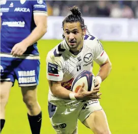  ?? Photo Morad Cherchari ?? Auteur d’un essai de filou face à Vannes, le jeune demi de mêlée agenais Dorian Bellot devra assumer son statut de compétiteu­r face à Oyonnax.
Avec dix matchs disputés, dont sept comme titulaire, avez-vous le sentiment d’avoir franchi un cap dans le groupe oyonnaxien ?
Cette confiance ne tient-elle pas aussi à un schéma de jeu qui vous convient parfaiteme­nt ?