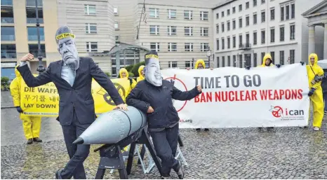  ?? FOTO: DPA ?? Nobelpreis­würdiger Protest: Ican-Aktivisten demonstrie­rten Mitte September vor der US-Botschaft in Berlin gegen die Eskalation des Konflikts zwischen Nordkorea und den Vereinigte­n Staaten.