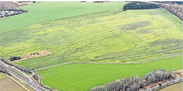  ?? FOTO: PORTAFLUG ?? Schlummert hier noch die Antike? Die zehn Hektar an der A1 bei Reinsfeld können für Gewerbe und Industrie sehr wertvoll werden.