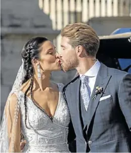  ?? EFE / JULIO MUÑOZ ?? Los recién casados se besan a la salida de la Catedral de Sevilla.