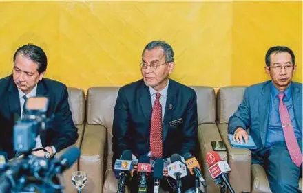  ?? PIC BY LUQMAN HAKIM ZUBIR ?? Health Minister Datuk Seri Dr Dzulkefly Ahmad (centre) at a press conference on the Kuala Koh Orang Asli Bateq tribe in Putrajaya yesterday. With him is Health director-general Datuk Dr Noor Hisham Abdullah (left).