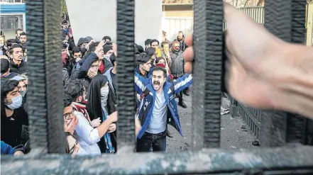  ?? AP–30/12/2017 ?? Pressão. Estudantes protestam contra o governo iraniano na Universida­de de Teerã; mais de 1.000 pessoas já foram detidas