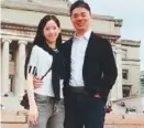  ??  ?? 章澤天（左）在社交平台曬出一張和­老公劉強東在美國哥倫­比亞大學的親密合照。（取材自微博）
