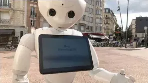  ??  ?? Peeper, le robot humanoïde d’aldebaran Robotics, a servi d’agent d’accueil à Issy- Les- Moulineaux l’an dernier.