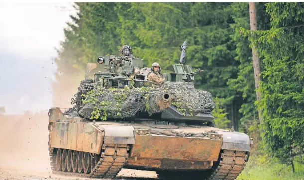  ?? FOTO: DPA ?? Panzer des Typs M1 Abrams der US Army sollen auch in die Ukraine geliefert werden.