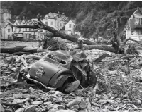  ??  ?? Devastatio­n: floods leave Lynmouth in ruins