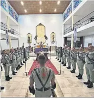  ?? ?? Miembros de la Legión custodian la imagen santa.