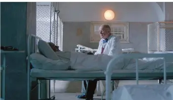  ?? FOTO: ZDF ?? Dr. Stein (Hanns Zischler, r.) kümmert sich in einem Sanatorium in Neuengland im Osten der USA um Masaryk (Karel Roden), der nach einem Zusammenbr­uch wieder auf die Beine kommen möchte.