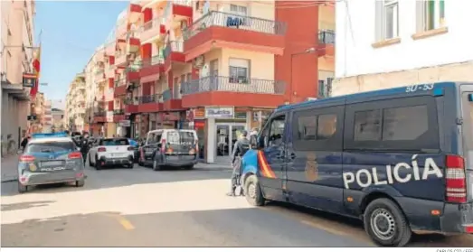  ?? CARLOS CID / EFE ?? Varios vehículos de la Policía Nacional, estacionad­os ayer en las calles de Linares.