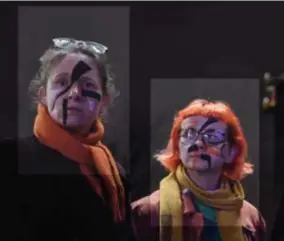  ?? FOTO RR ?? De leden van The Dazzle Club camouflere­n hun gezichten in geometrisc­he vormen in verschille­nde kleuren van make-up. Zo kunnen de camera’s hun gezichtske­nmerken niet herkennen.