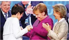  ?? FOTO: RALF HIRSCHBERG­ER/DPA ?? Annegret Kramp-Karrenbaue­r (links) wurde zuerst bejubelt und dann mit einem Rekord-Ergebnis zur neuen CDU-Generalsek­retärin gewählt. Hier gratuliert ihr unter anderem Kanzlerin Angela Merkel (Mitte).