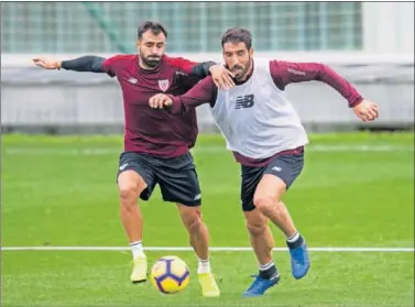  ??  ?? Balenziaga pugna con Raúl García en un entrenamie­nto del Athletic en Lezama.