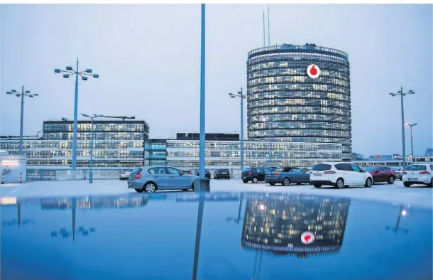  ?? FOTO: ROLF VENNENBERN­D/DPA ?? Auf dem Vodafone-Campus in Düsseldorf-Heerdt arbeiten etwa 5000 Beschäftig­te.