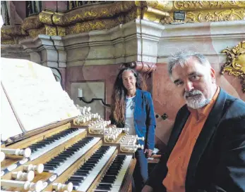  ?? FOTO: DOROTHEE L. SCHAEFER ?? Ein besonderes Team: der Ottobeurer Organist Josef Edwin Miltschitz­ky und die Sopranisti­n und Pianistin Susanne Jutz-Miltschitz­ky gestaltete­n das erste Konzert der Internatio­nalen Orgelkonze­rte.