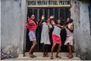  ?? Emeke Obanor/The Guardian ?? Young Jewish Nigerians singing and dancing outside their synagogue. Photograph:
