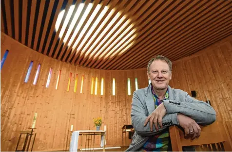  ?? Foto: Marcus Merk ?? Pfarrer Alan Büching in der evangelisc­hen Immanuelki­rche in Diedorf: Dort hält er gerne sowohl traditione­ll gestaltete als auch moderne Gottesdien­ste. Musik spielt für ihn dabei immer eine große Rolle.