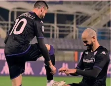  ?? ACF FIORENTINA ?? Bravo Saponara lustra lo scarpino a Castrovill­i dopo il gol