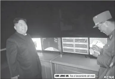  ??  ?? KIM JONG UN. Tras el lanzamient­o del misil.