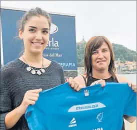  ?? FOTO: JOSE IGNACIO UNANUE ?? Mònica Ausàs, presentada como jugadora del Super Amara Bera Bera