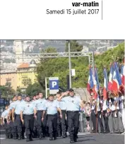  ??  ?? Le défilé terrestre hier, devant les Niçois, avant le défilé aérien.