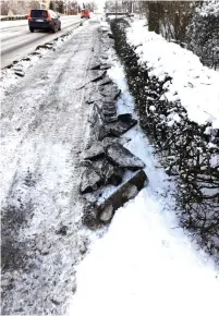  ??  ?? Snöplogen rev upp trottoaren och kantstenar­na. Stora bitar slungades också in i Karl-gunnar Jönssons trädgård. På måndagen var en lastmaskin på plats på Ängelholms­vägen för att plocka bort ett stort lass asfalt, sten och betong.