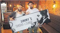  ?? SZ-FOTO: DKD ?? Geschäftsf­ührer Ardijan „Ardi“Brahaj und Inhaber Gazmend „Jimmy“Avdijaj (v. li.) präsentier­en die neue Ehinger Shisha-Bar.