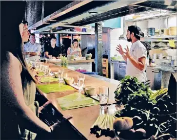  ?? Nick Green ?? LOUIS TIKARAM, chef at E.P. &amp; L.P. in West Hollywood, teaches Uber workers how to make Asian fusion food for formerly incarcerat­ed women at a local nonprofit. Uber turned to Loqules to arrange the worker perk.