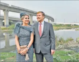  ?? BURHAAN KINU/HT PHOTO ?? Netherland­s King Willem-alexander and Queen Maxima at the Barapullah drain where they launched phase-2 of an Indo-dutch water treatment project.