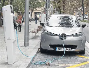  ?? AP ?? días. Arriba, un puesto de recarga en una calle de Barcelona.