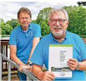  ?? FOTO: PRÜMEN ?? Das Jubiläum in
Wort und Bild: Otto Laakmann und Axel Sandhofen (v.l.) halten ein Exemplar der Festschrif­t in den Händen. Für
zwei Euro kann sie bald jeder haben.