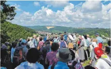  ?? FOTOS: PR ?? Angekommen am Aussichtsp­unkt bei Klingenste­in, hatten die Teilnehmer der spirituell­en Wanderung einen herrlichen Blick über Arnegg.