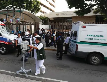  ??  ?? El día del temblor, personal y pacientes del IMSS desalojaro­n el hospital San Alejandro.