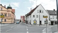  ?? Foto: Stefan Reinbold ?? Der einstige Schandflec­k im Zentrum Thannhause­ns, der Kreuzwirt, soll einem neuen Wohn und Geschäftsh­aus weichen.