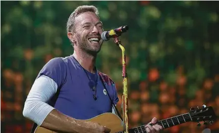  ?? Brent N. Clarke/Invision/AP ?? O vocalista Chris Martin em show do Coldplay, que retorna ao Brasil com ‘A Head Full of Dreams’ nesta terça (7) em SP