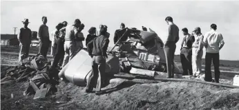  ??  ?? El huevito de Moulton Taylor acarreando sus accesorios para volar. En ByN, otra toma del accidente del ConvAirCar, que le costó la vida a su piloto de pruebas.