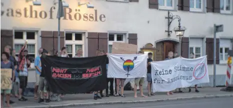  ?? FOTO: ARCHIV ?? Der Auslöser für all die Aufregung: Die Gegendemo vor dem Rössle in Weingarten vor einigen Wochen.