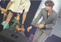  ??  ?? SINGER/ACTOR Yook Sungjae meets a special fan.