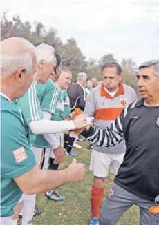  ??  ?? ► Jugadores se saludan antes de iniciar el partido.