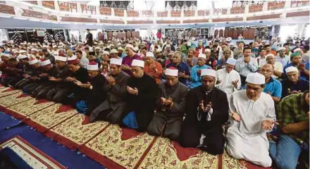  ?? [FOTO HIASAN] ?? Umat Islam perlu bersatu mempertaha­nkan kesucian Islam dan kedaulatan negara.