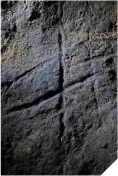  ??  ?? A la izquierda, restos molares de un león y una hiena hallados en una cueva de neandertal­es en Budapest (Hungría). Sobre estas líneas, una de las muestras más primitivas de arte, presente en la gibraltare­ña cueva de Gorham.