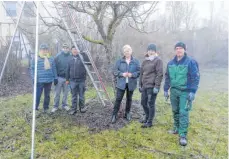  ?? FOTO: PRIVAT ?? Ortsvorste­herin Irene Paal (Dritte von rechts) mit den fleißigen Helfern auf der Streuobstw­iese.