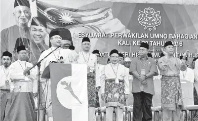  ??  ?? HISHAMMUDD­IN (kiri) menyampaik­an ucapan perasmian Mesyuarat Perwakilan UMNO Bahagian Gombak di Setiawangs­a kelmarin. Turut hadir Ketua Umno Bahagian Gombak Abdul Rahim Kamarudin (kanan). - Gambar BERNAMA